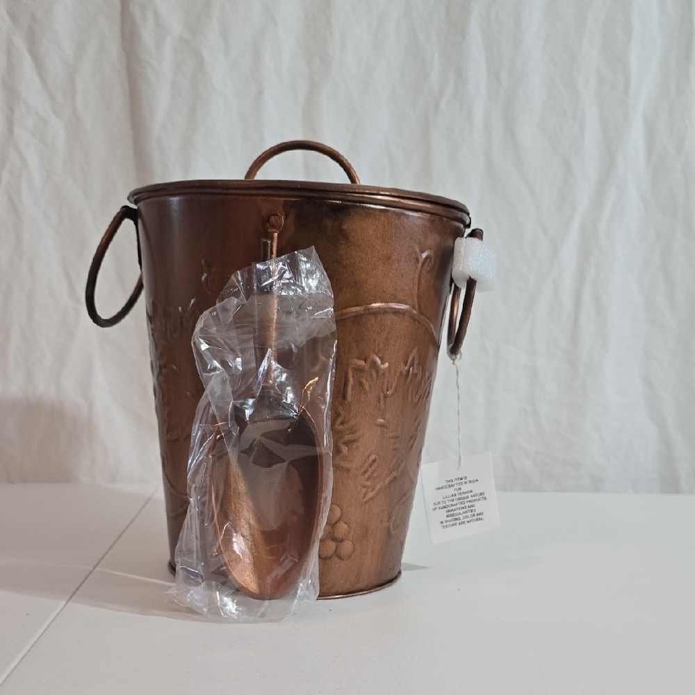 NWOT Elegant Copper Color Ice Bucket with Handle And Scoop